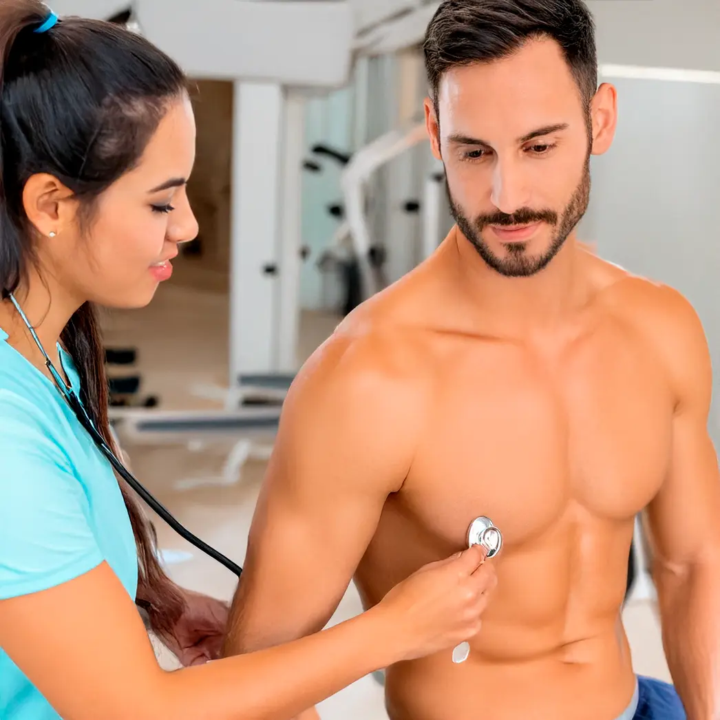 Homem consultando sua saúde com enfermeira