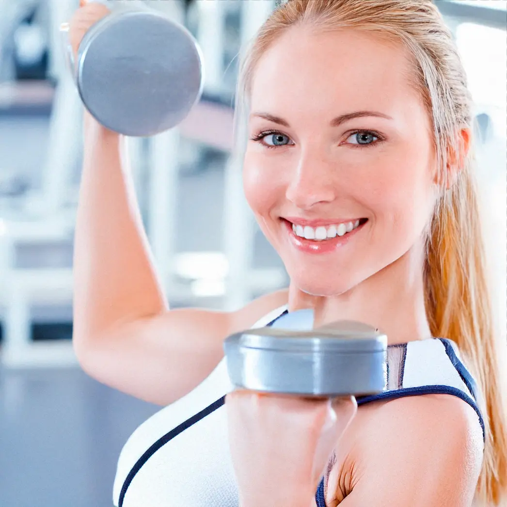 Mulher treinando com halteres na academia